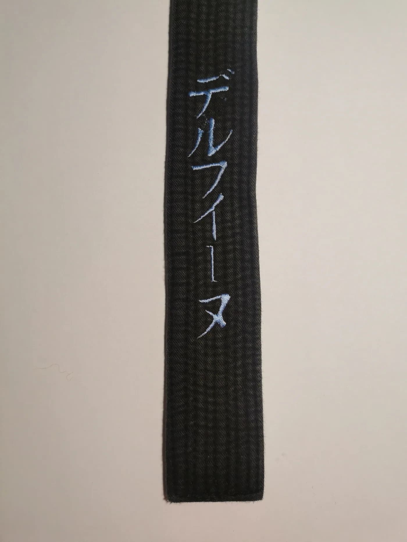 Prénom brodé en katakana sur ceinture