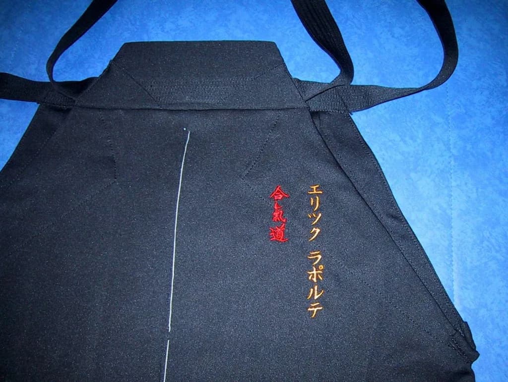 Broderie bicolore de kanji et prénom sur hakama