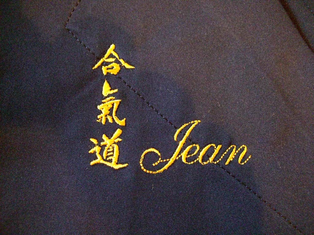 Kanji verticaux et prénom horizontal brodés sur hakama